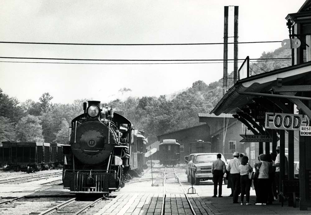 (South BD) AR. Rockhill Furnace - Turned on WYE, 3:15 Train