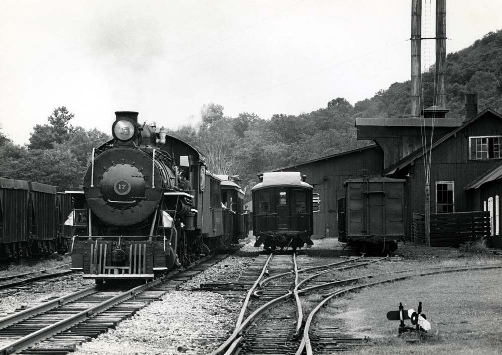 (South BD) AR. Rockhill Furnace - Turned on WYE, 1:10 Train