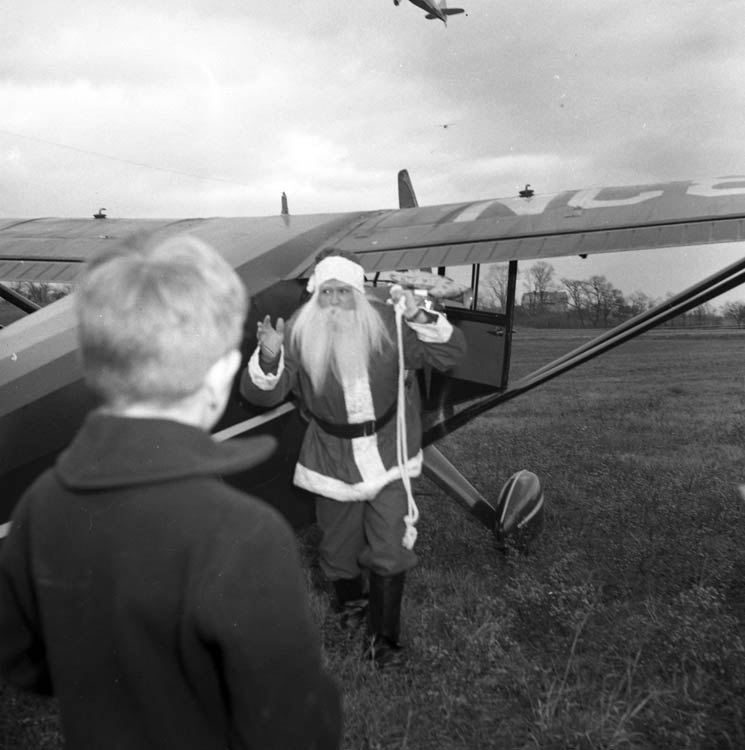 1952 Santa arrives by plane